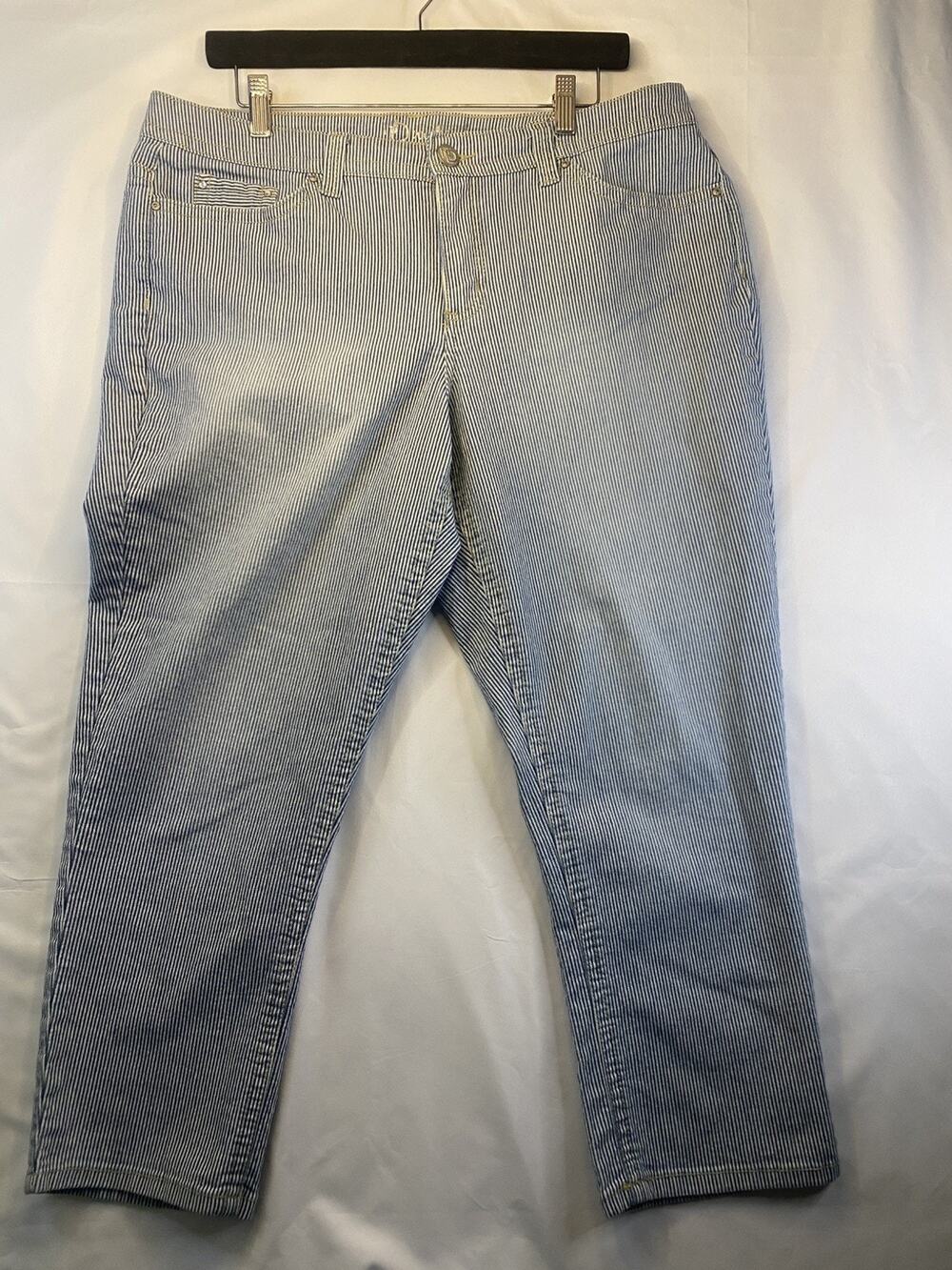 Women's New Directions Mid Rise Capri Pants Jean Size 16 Starlike Wash